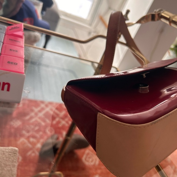 Amanda Smith Glossy Burgundy/Red Purse & Short Handle $ Inside Pocket, Beige - Picture 7 of 13